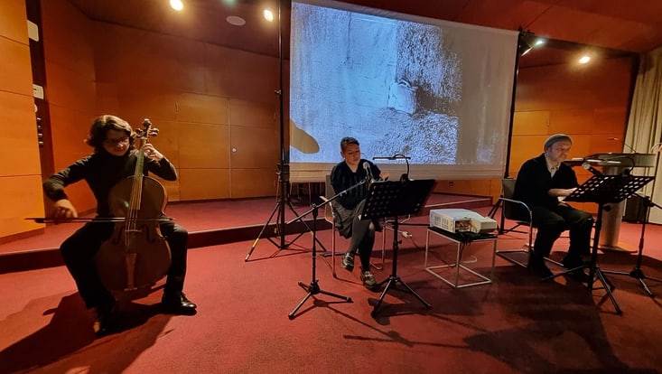 lesung-733x414 Szenische Lesung mit musikalischer Begleitung